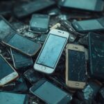 haufen aus alten und kaputten mobiltelefonen als elektroschrott cc by 20
