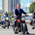 bolsonaro participa de motociata em brasilia com tornozeleira