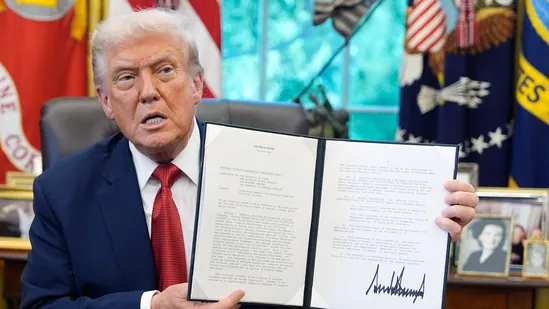 Trump anuncia tarifa de 100% sobre filmes importados