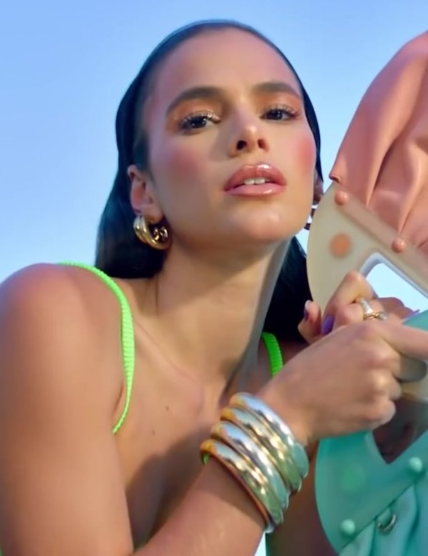 bruna marquezine encanta em evento de moda em paris f s a comparam com ia