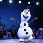 olaf robotico desmaia disney paris estreia viral