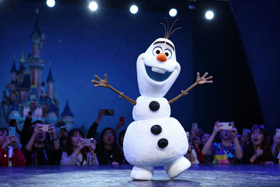 olaf robotico desmaia disney paris estreia viral