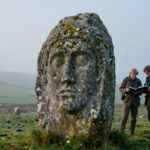 antiga pedra rosto 3 5 mil anos intriga arqueologos inglaterra