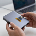 usuario compra hd externo 4tb recebe leitor microsd cola quente