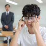 estudantes banidos oculos ia colar coreia do sul