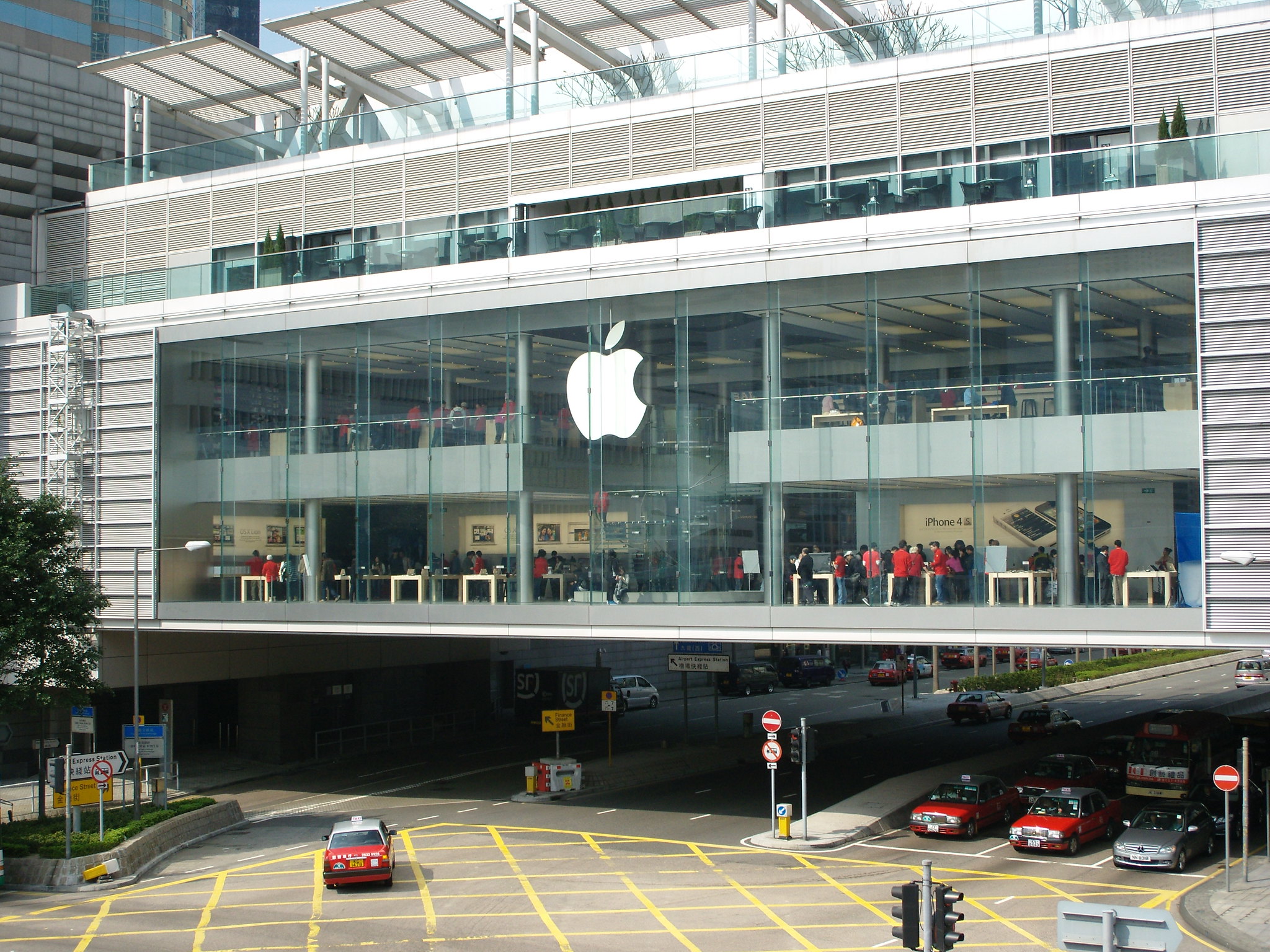 A deslumbrante loja da Apple de dois andares no shopping IFC de Hong Kong realmente brilha à noite. De dia, a loja parece relativamente sem graça e sem graça. (Ou será que sou só eu que penso assim?) Hong Kong, jan/fev de 2012.