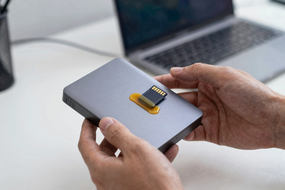 Usuário compra HD externo de 4TB e recebe leitor microSD com cola quente