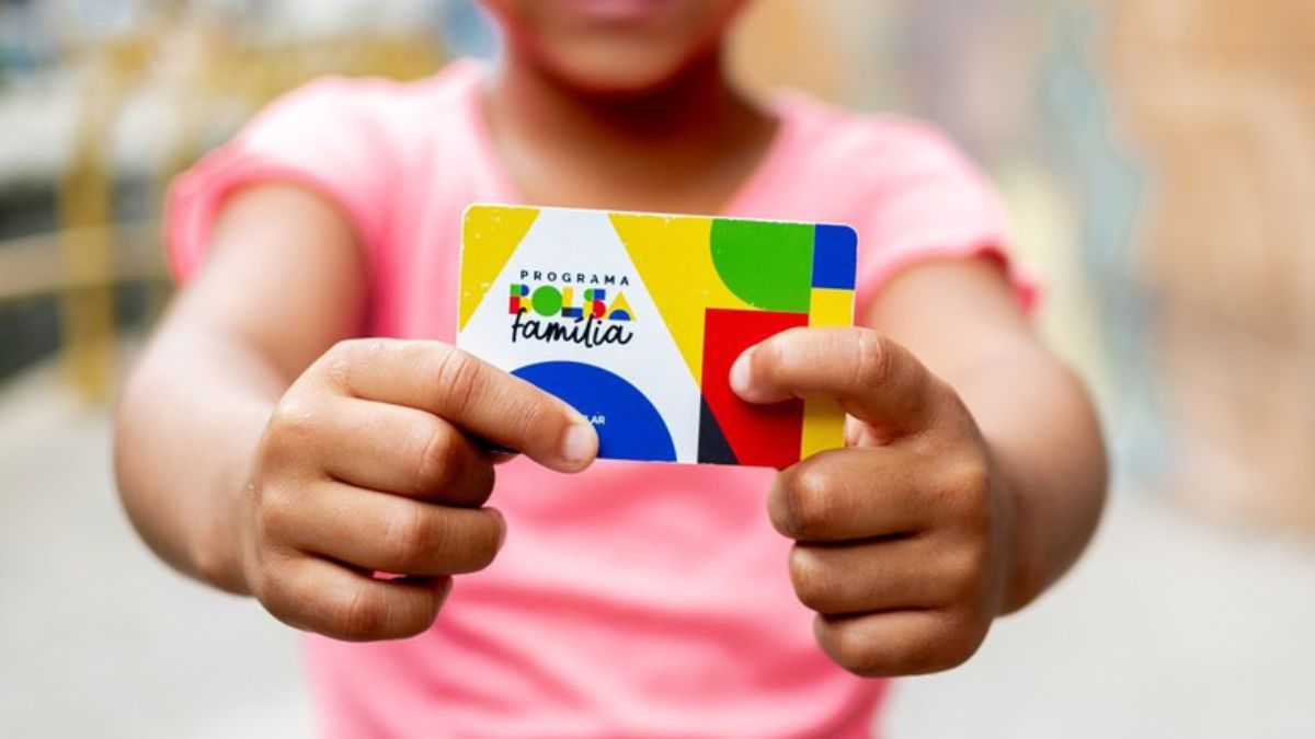 Cartão do programa Bolsa Família e dinheiro em espécie
