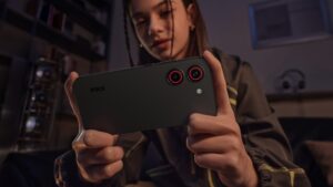 Smartphones da linha Poco X8 da Xiaomi nas cores preta e amarela em imagem oficial de divulgação