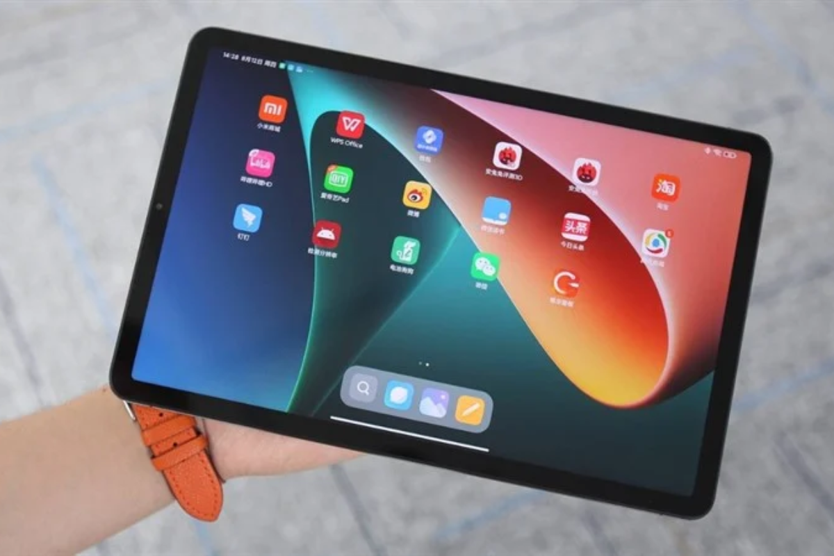 Xiaomi Pad 7 Pro on hands